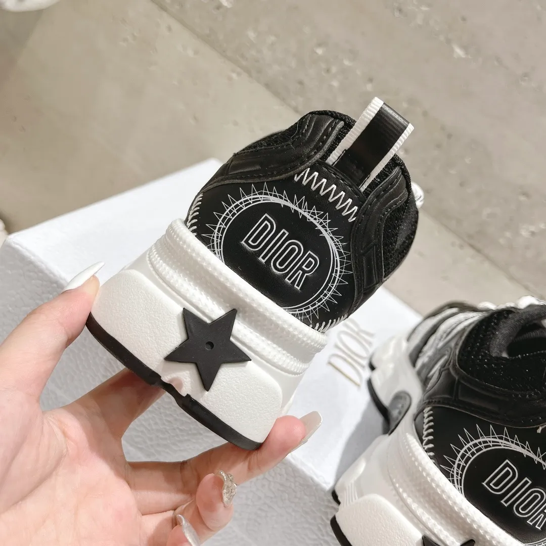 👟👟Ex-factory price 560👟👟 (top version) The latest hot model, the star model 2024 main hot product, the newly released Dior Dior Chrono new casual sports shoes, running shoes and dad shoes are really cool, full of futuristic feeling! Really cool! Once again interpreting Dior's concept of cool fashion, the lucky star will bless you with good luck. The new EVA sole is super light and super soft! A perfect replica of the original! Fully matched material and mold! ! 35-40